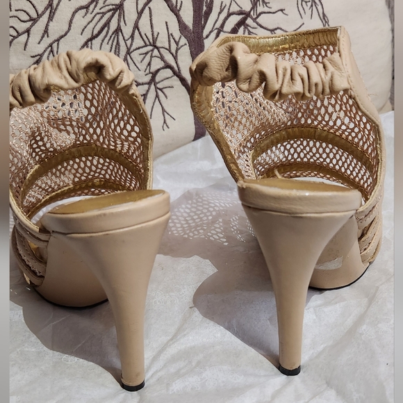 $10 Red Carpet Collection Women high heels.  Creme color. EUC - Picture 4 of 6